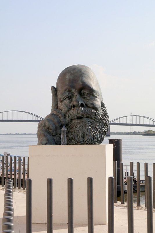 Busto de Álvaro Guerra