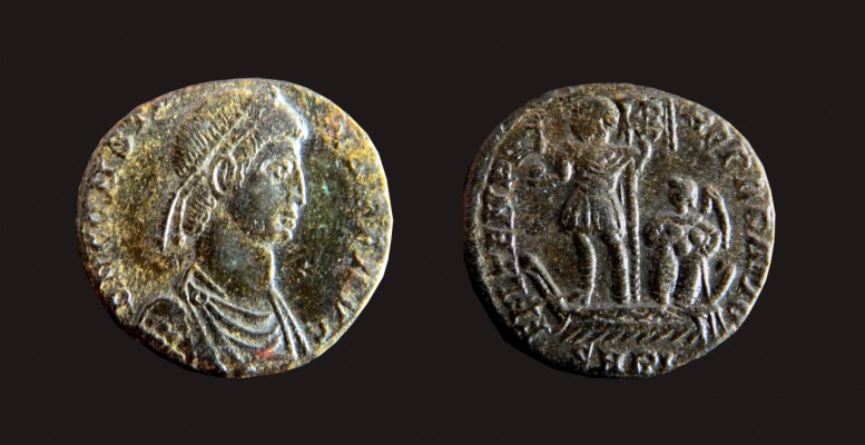 Numisma romano de época tardia recolhido no sítio da Escola Velha de Povos. AE do Imperador Const...