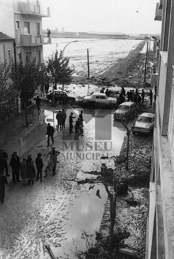 Inundações em Alverca do Ribatejo. s.a. Avenida Capitão Meleças, Alverca do Ribatejo, 26 de novem...