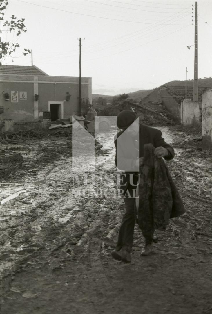 Lisbon Flood Disaster. A calamidade das Cheias de Lisboa. Terence Spencer. Quintas, novembro de 1...
