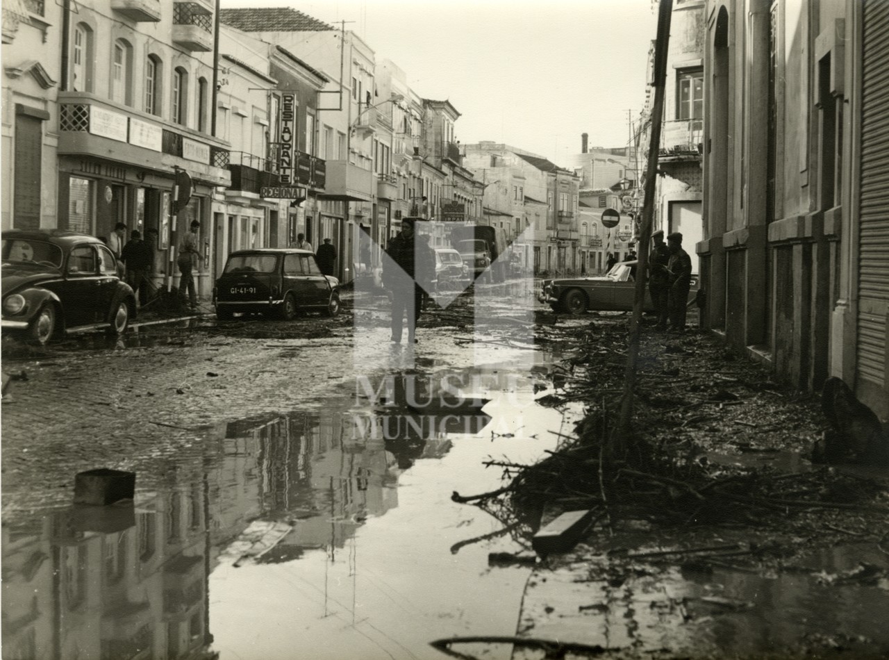 Trabalho de limpeza após as cheias. Carlos Tomé. Rua Serpa Pinto, Vila Franca de Xira, 26 de nove...