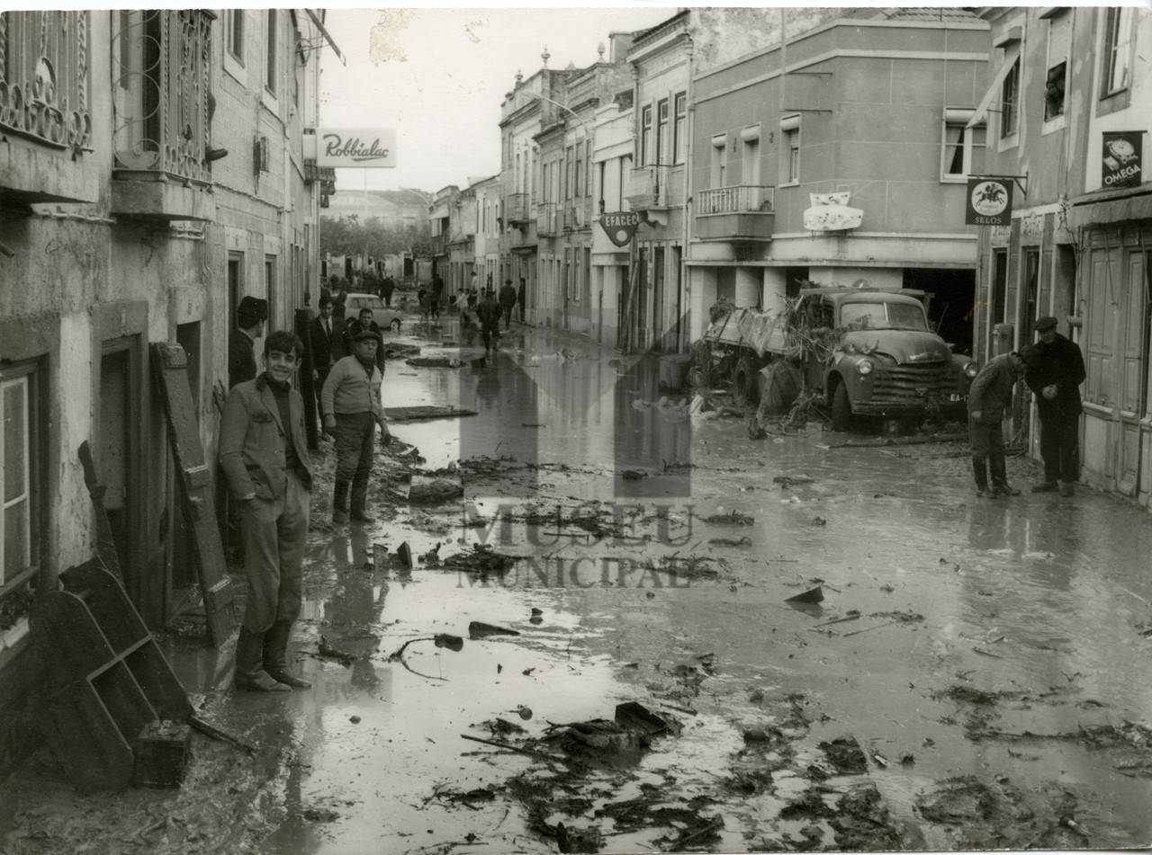 Inundações em Alhandra.  s.a. Rua Duque da Terceira, Alhandra, novembro de 1967. Col. Museu de Al...