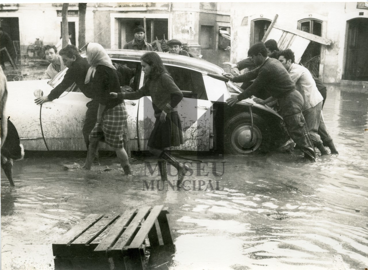 Inundações em Alhandra. s.a. Praça 7 de Março, Alhandra, novembro de 1967. Col. Museu de Alhandra...