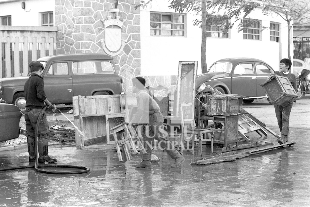 Lisbon Flood Disaster. A calamidade das Cheias de Lisboa. Terence Spencer. Mercado Municipal de A...