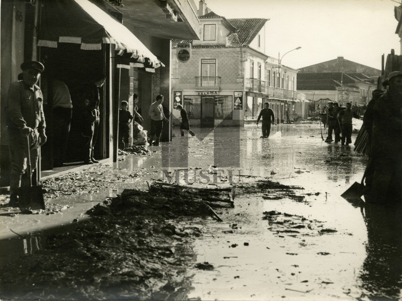 Trabalhos de limpeza e remoção de lamas. Carlos Tomé. Rua Almirante Cândido dos Reis, Vila Franca...